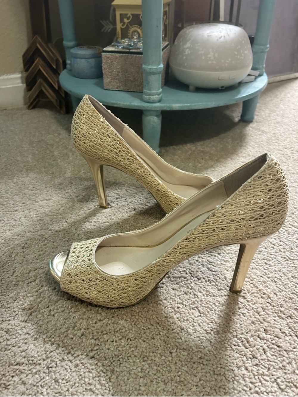 Audrey Brooke Quillan gold glitter peep toe pumps 9